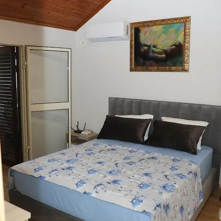 In Qerret - 100 M From The Willa *