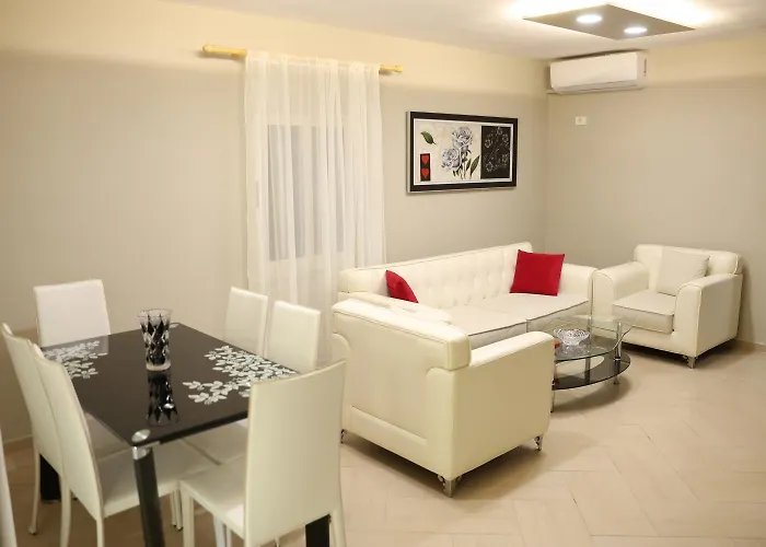 别墅 In Qerret - 100 M From The