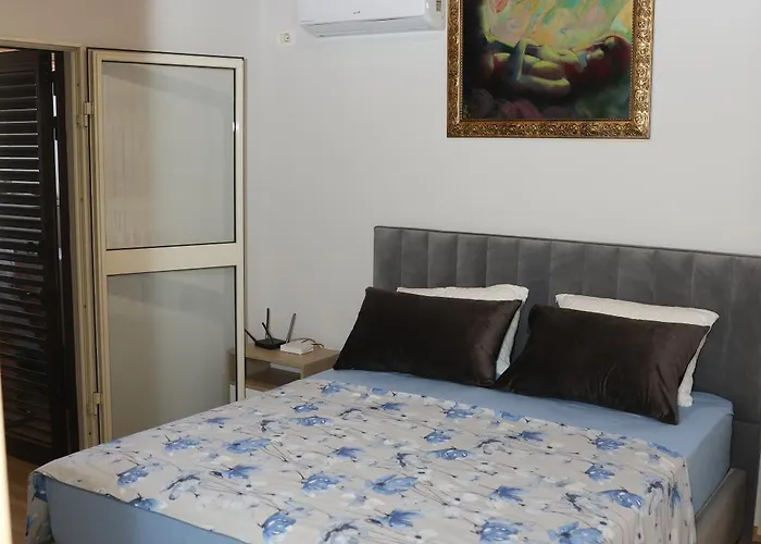 In Qerret - 100 M From The Vila *