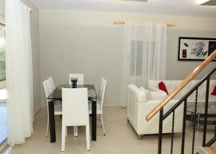 In Qerret - 100 M From The 别墅