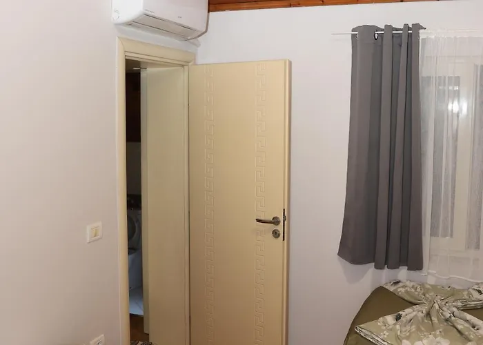 In Qerret - 100 M From The Vila Golem (Tirana)